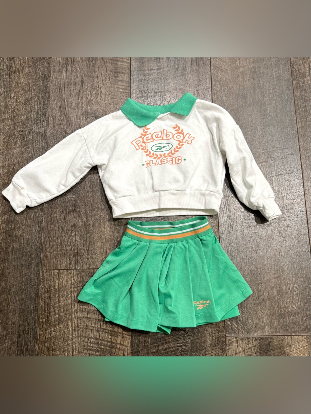 Reebok Classic Girls Green Skirt and White Sweatshirt Set Toddler Girls size 2T